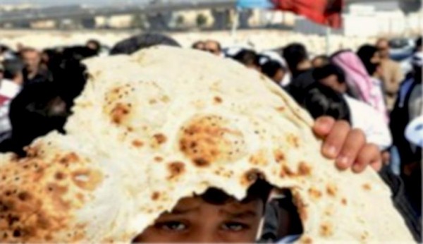 Bahraini child holds bread in demonstrations attended by dismissed employees along with their families (archive)