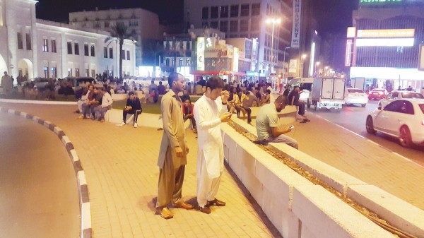 أرشيف: عمال وافدون أمام باب البحرين في العاصمة المنامة