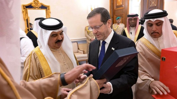 King of Bahrain and Israeli President in Manama on December 4, 2022
