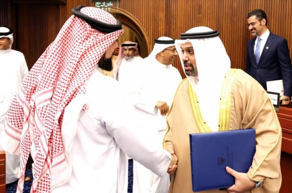 Finance Minister shakes hands with MP (May 30, 2023) after approving a decree on the general budget law